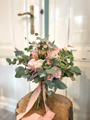 Bukiet ślubny w odcieniach beżu i pudrowego różu