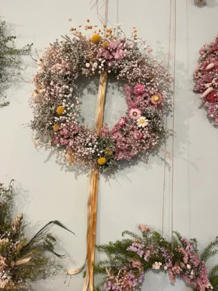 Wianek letni z suszonych kwiatów i traw – dekoracja w naturalnym stylu