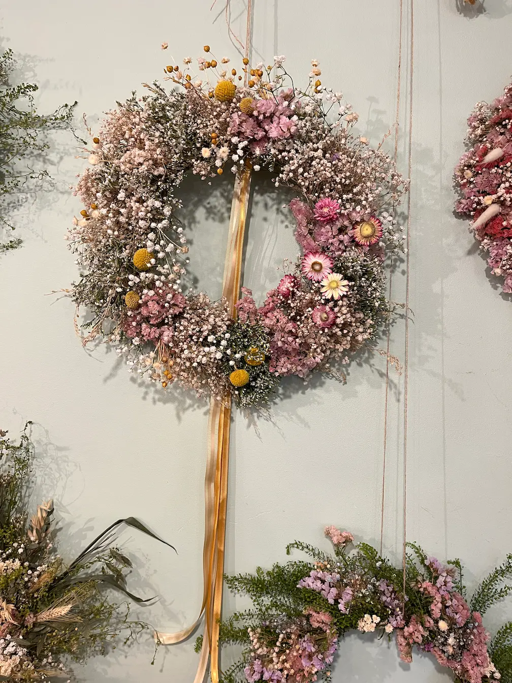 warsztaty wianek letni Wianek letni z suszonych kwiatów i traw – dekoracja w naturalnym stylu