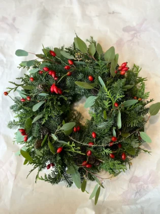 Naturalny wianek na Wszystkich Świętych z igliwia i dzikiej róży