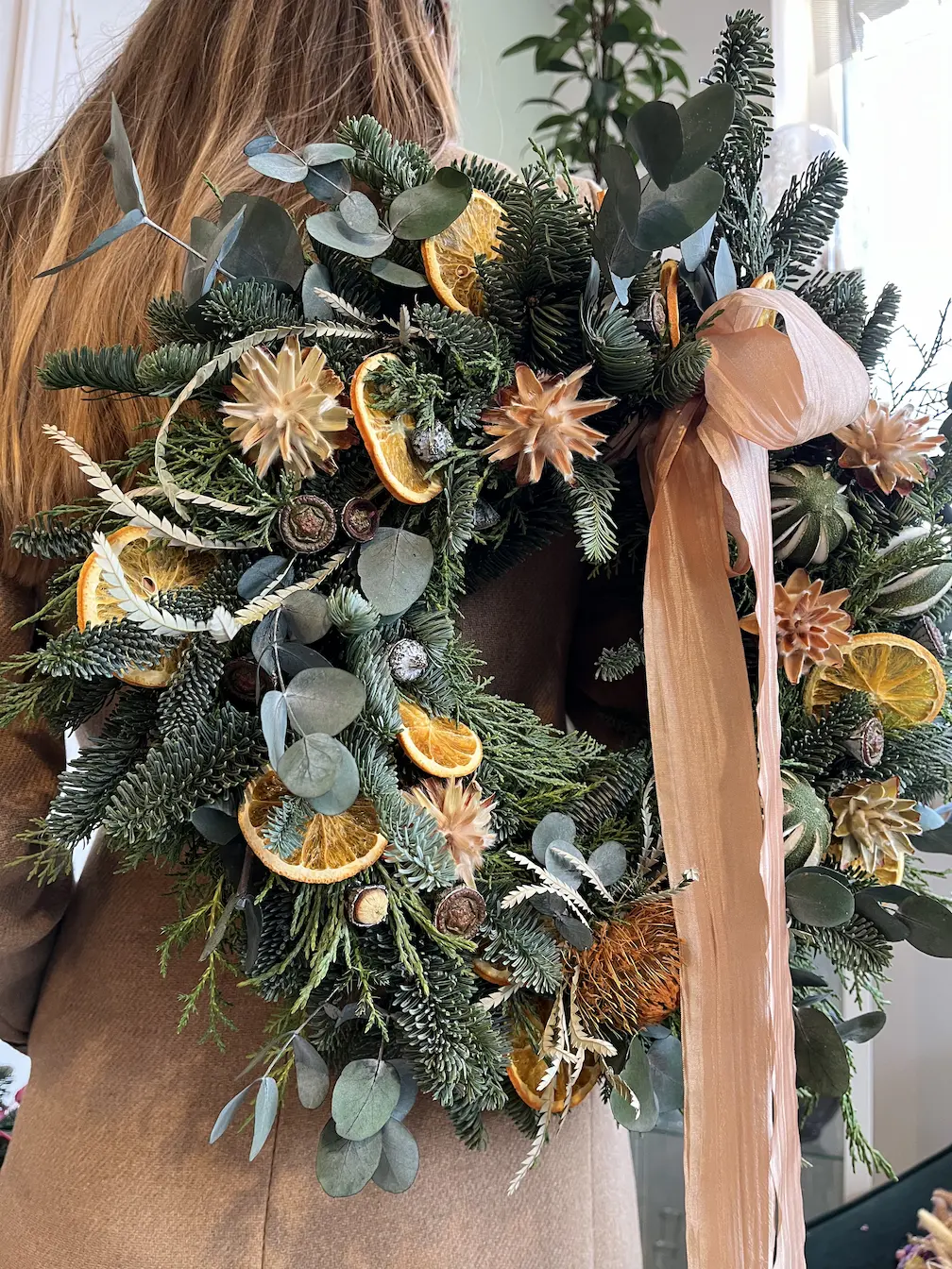 detal-wianek-cieple-swieta Detal wianka świątecznego z pomarańczami i anyżem