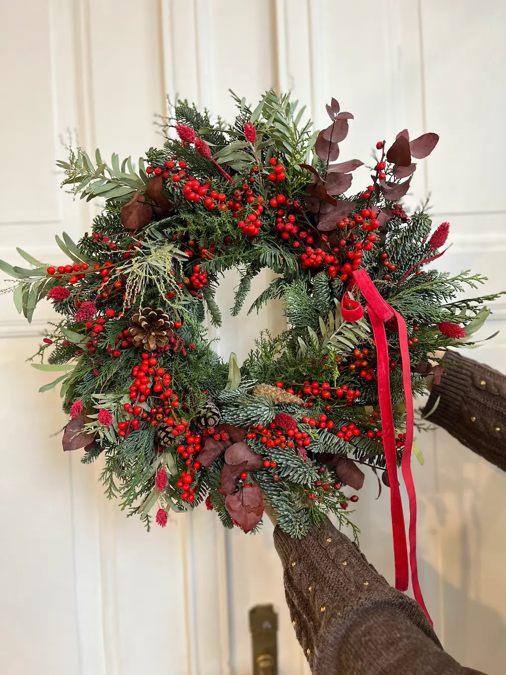 wianek-swiateczny-czerwien-klasyczny-ilex Wianek świąteczny klasyczny w czerwieni z ilexem i igliwiem