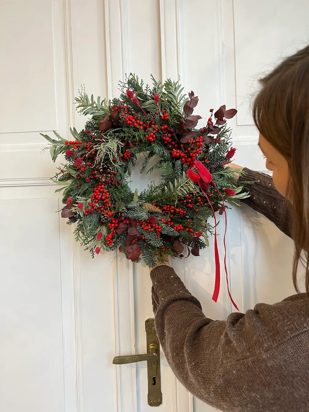 detal-wianek-swiateczny-czerwien Detal wianka świątecznego w czerwieni z ilexem