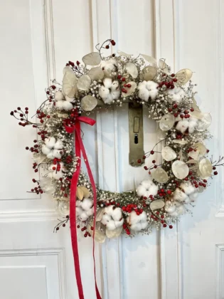 Bright Santa garland with cotton, gypsophila and red fruit
