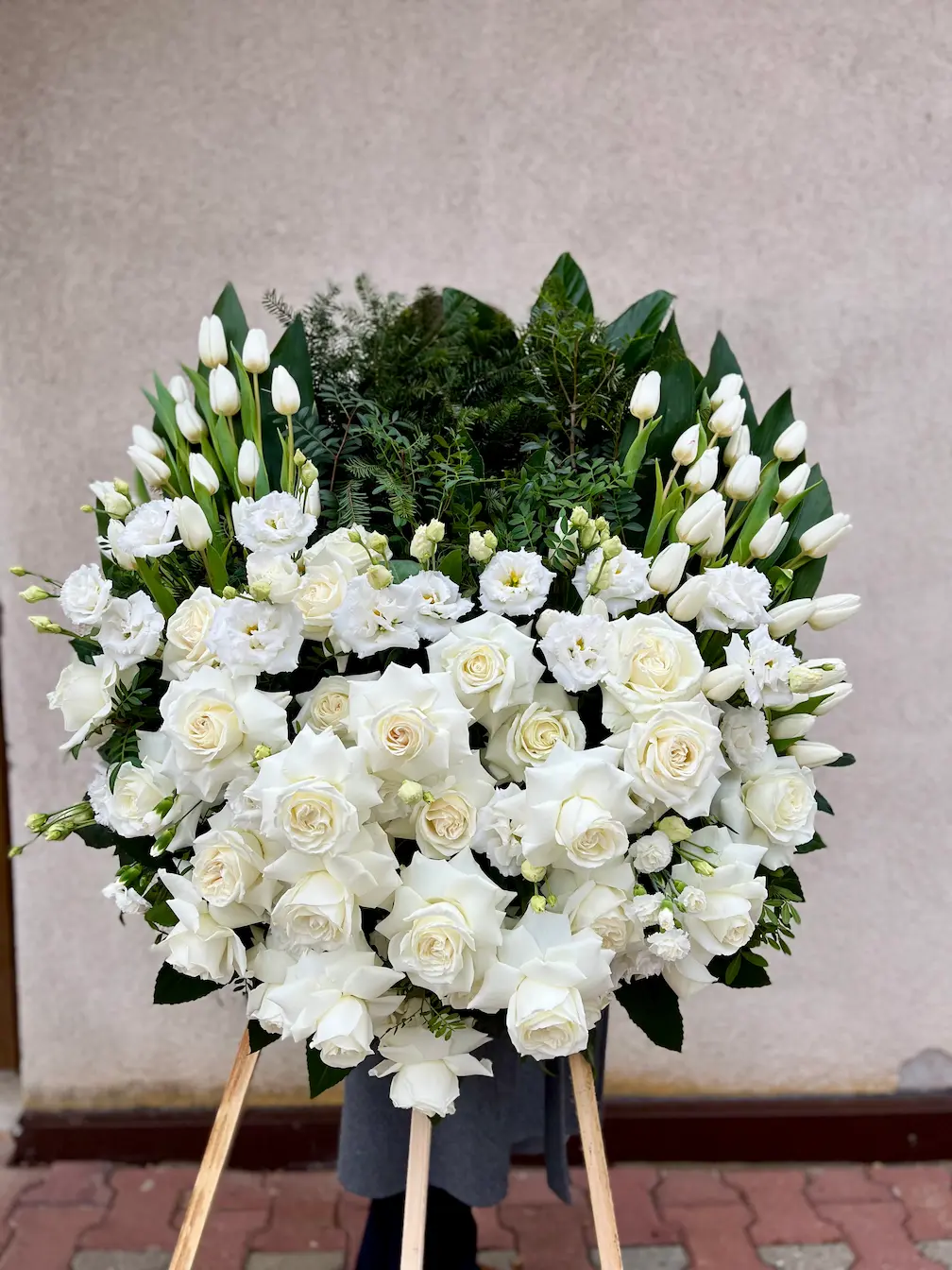 Wieniec anielski Wieniec anielski z białych róż i jasnych kwiatów z zielenią dekoracyjną