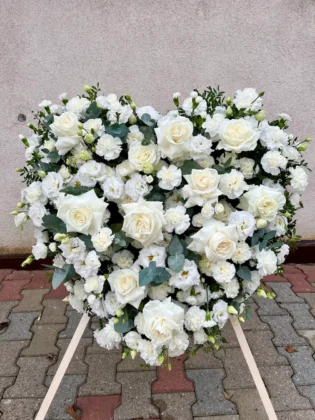 Wieniec serce w bieli z białych róż i delikatnej zieleni dekoracyjnej