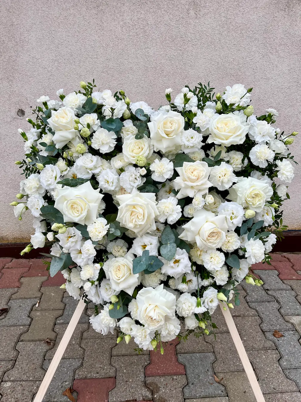 Wieniec serce w bieli Wieniec serce w bieli z białych róż i delikatnej zieleni dekoracyjnej